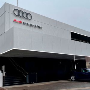 An Audis Schnellladewürfel können auch markenfremde Autos geladen werden.(Bild:  Seyerlein/VCG)