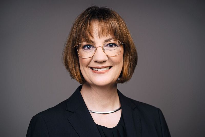 Chief Human Resources Officer: Zum 1. September 2022 ist Dr. Karin Jenuwein (48) als Chief Human Resources Officer in die Mapal-Gruppe eingetreten. Als Mitglied der Geschäftsleitung verantwortet sie sämtliche Personalthemen, darunter die Bereiche Recruiting, Weiterbildung, Academy und Arbeitgebermarke. Zuletzt war Jenuwein als Head of Global HR bei MAN Truck & Bus tätig. (Bild: Flo Huber Fotografie & Film)