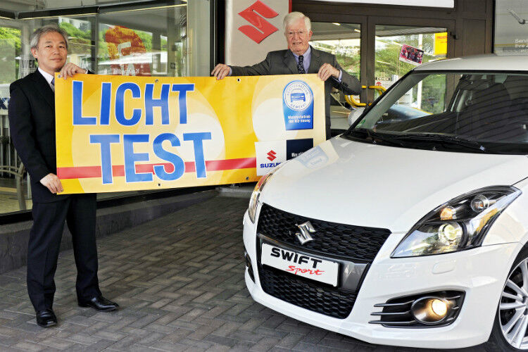 Suzuki hat zum ersten Mal die Auto-Partnerschaft für den Lichttest übernommen. Das gaben ZDK-Präsident Robert Rademacher (re.) und Masato Atsumi, Präsident von Suzuki International Europe, bekannt. (Foto: Promotor)