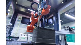 Um Elektrolyseure für die Wasserstoffgewinnung in Zukunft massenhaft herstellen zu können, damit sie günstiger werden, wurden gleich mehrere Projekte durchgeführt. Automatisierung und Robotik sowie KI-Methoden heißen die Werkzeuge für diese vielversprechende Arbeit ...  (Bild: Fraunhofer IPA)