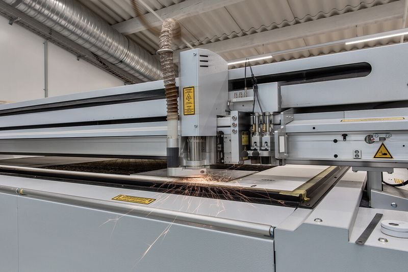 Die Strasser AG nutzt zum Schneiden einen 600-Watt-CO2-Laser. Der Laserstrahl wird auf der Materialoberfläche stark gebündelt und verdampft das Material in Sekundenbruchteilen. (Bild: Strasser)