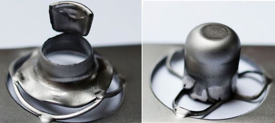 Das Tiefziehen von Blechkomponenten wird jetzt wirtschaftlicher und ressourcenschonender. Denn mit dem neuen Verfahren Vibrodraw vermeidet man nicht nur Ausschuss durch Bodenreißer (links), sondern kommt mit nur einem Step zum i.O.-Bauteil (rechts).(Bild:  Fraunhofer-IWU)