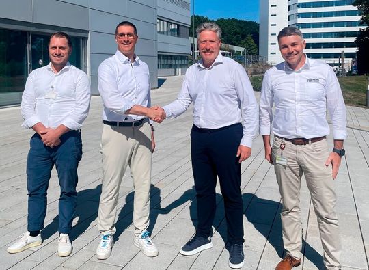 Andreas Lindemann, Geschäftsführer der Neura Mobile Robots (zweiter von rechts), schließt die Übernahme ab. Er und sein Managementteam haben umfassende Pläne für das fahrerlose Transportsystem von Bosch Rexroth.(Bild:  Neura Robotics)