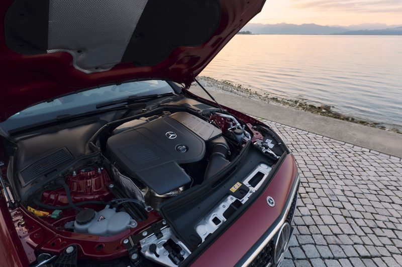 Der Startergenerator im Getriebe steuert beim Beschleunigen bis zu 17 kW und 205 Nm bei, gewinnt beim Bremsen Energie zurück und schaltet den Motor in Rollphasen ab. (Bild: Mercedes-Benz AG)