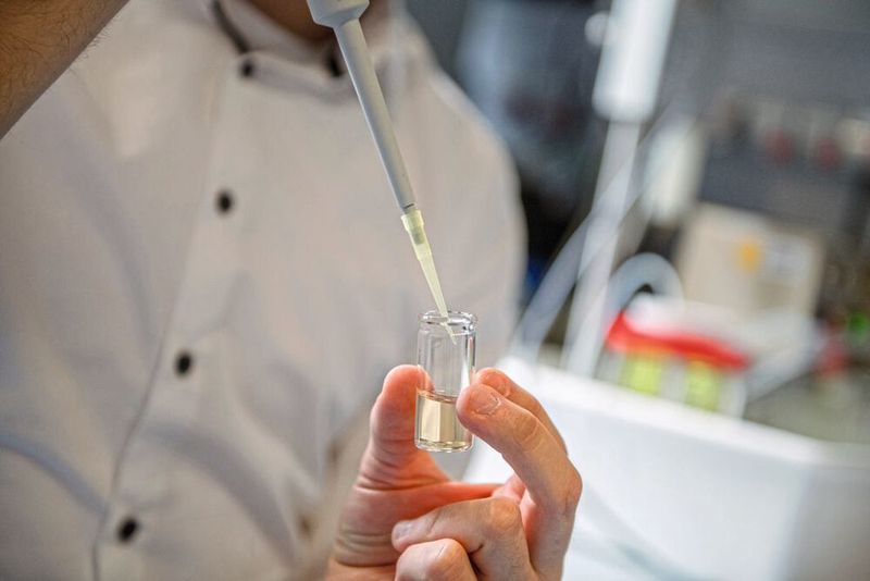 Diese Lösung enthält das Vorläufermaterial, aus dem die Forscher in elektrochemischen Experimenten winzige Goldpartikel herstellen. (RUB, Marquard)