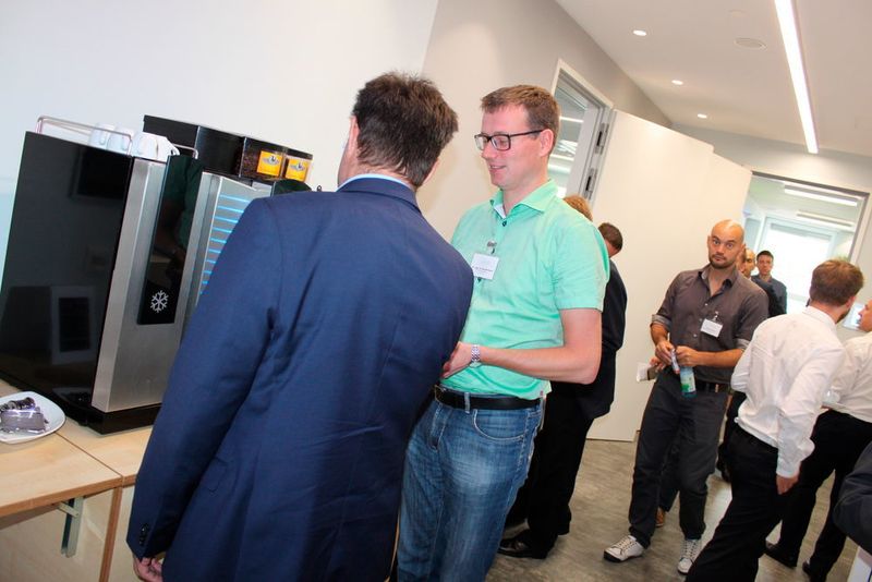 Die Pause nutzten die Teilnehmer für einen Besuch der Ausstellung, zur Stärkung oder zum kommunikativen Ausstausch untereinander und mit den Referenten. (Volker Siegl/konstruktionspraxis)
