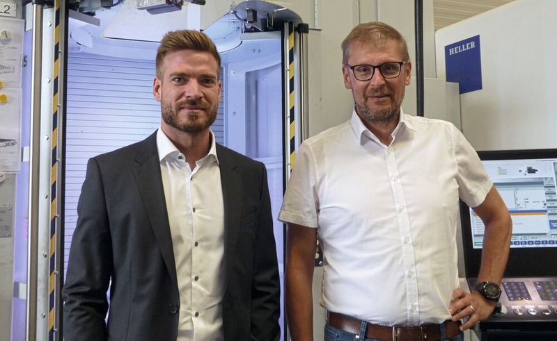V. l.: Christopher Weber, Gebietsverkaufsleiter bei Heller und Thomas Reiber, Produktionsleiter und Prokurist bei Oskar Frech. „Alle Anforderungen an die Bearbeitungszentren konnten problemlos mit den Standards der Baureihe HF abgedeckt werden. Oberste Priorität hatte aber die Stabilität hinsichtlich Maschine und Prozesse“, sagt Reiber. (Bild: Gebr. Heller Maschinenfabrik GmbH)