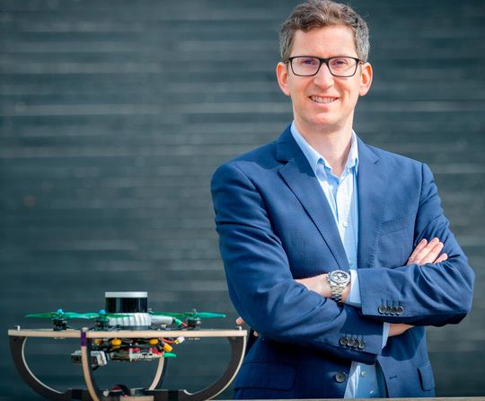 Am Lehrstuhl von Professor Stefan Leutenegger forschen er und sein Team auf dem Gebiet der mobilen Robotik mit Schwerpunkt auf Roboternavigation in potenziell unbekannter Umgebung. Das soll auch Drohnen zugute kommen. Hier mehr dazu ...(Bild:  TUM)