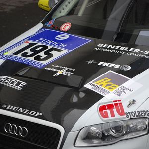 Motorhaube eines Rennwagens in CFK-Integralbauweise. Sie ist das Ergebnis einer gemeinsamen Entwicklung des Instituts für Kraftfahrzeuge (IKA) und des Instituts für Kunststoffverarbeitung der RWTH Aachen, Bild: IKA/IKV