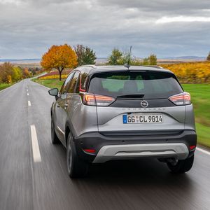 Das kleine SUV tritt nun unter anderem mit einer strafferen Fahrwerksabstimmung sowie einer nachjustierten Lenkung an.(Bild:  Opel)