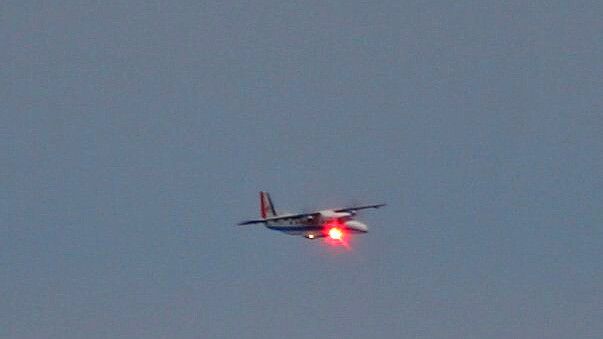 DLR-Forschungsflugzeug Do228-212 im Flug mit rotem Testlaser (DLR)