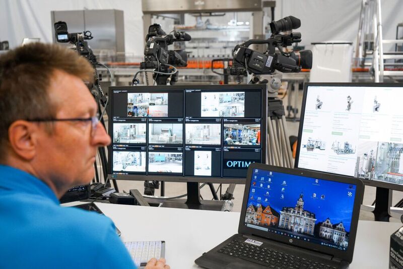 Ein Videotechniker überwacht die Übertragung des Livestreams. (Optima)