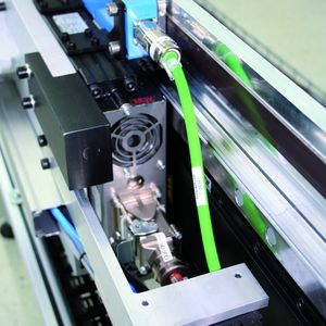 Bild 2: Die Linearmotoren lassen sich wie normale Getriebemotoren anbauen. Bei einer rotativen Lösung wären Adapter, Kupplungen, Drehmomentstützen oder diverse weitere Kleinteile notwendig gewesen.