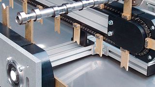 Das Taktkettenumlaufsystem TKU 2040, hier für das Zu- und Abführen von Nockenwellen an einer Messstation, zeigt Maschinenbau Kitz als Neuheit. (Maschinenbau Kitz)