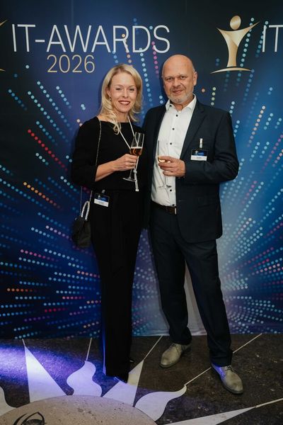 Eva Kanzler (Vogel IT-Medien) stößt für das Foto mit Paul Moll von Watchguard an. (Bild: Manuel Emme Fotografie)