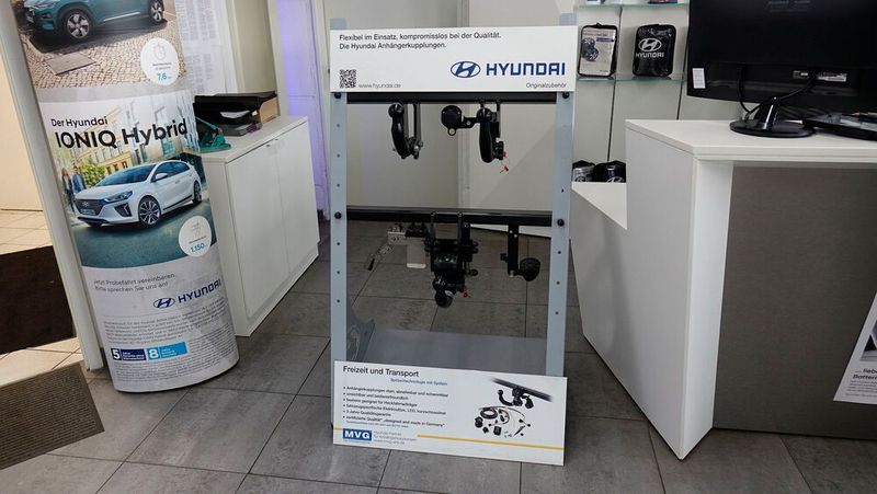 Überall im Ausstellungsraum wird Werbung für Zubehör und Ersatzteile gemacht. (Bild: Rosenow/»kfz-betrieb«)