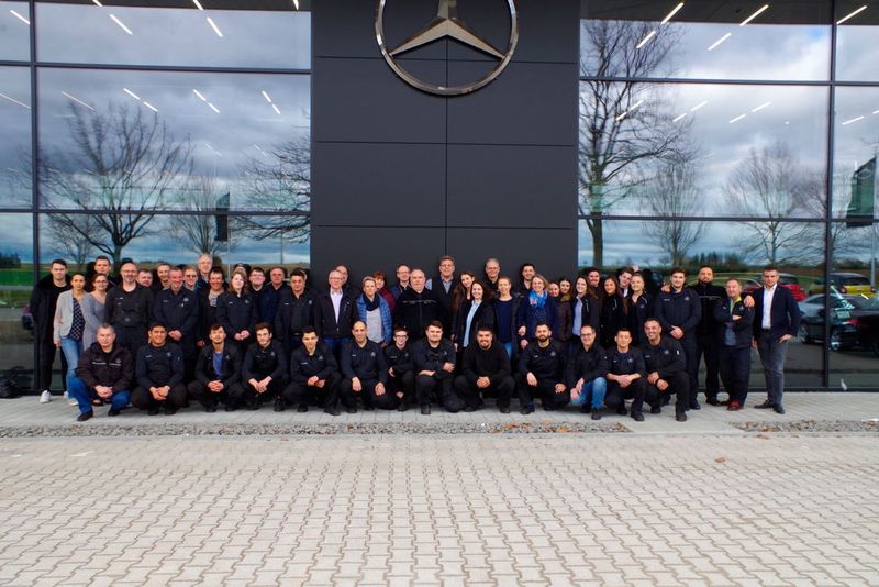 Die komplette Belegschaft vor dem Neubau. (Bild: Autohaus Kloz)