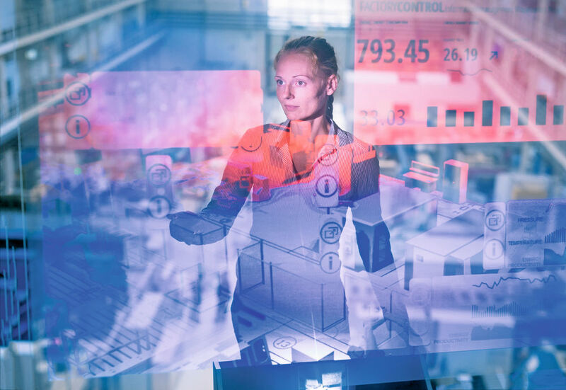 Am Fraunhofer-Gemeinschaftsstand sehen die HMI-Besucher ein Miniatur-Presswerk, das als Projektionsfläche dient: Mit Hilfe eines Tablet-Computers werden auf dem Bildschirm virtuelle Informationen über dem Modell eingeblendet. (Bild: Fraunhofer IWU/ Ronald Bonss)