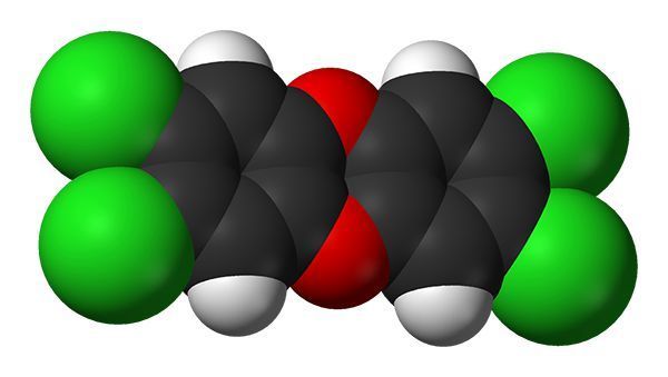 Tetrachlordibenzodioxin (0,1 mg/Kg unter die menschliche Haut): TCDD ist die Bezeichnung für das giftigste unter den Dioxinen. Die Kohlenwasserstoffderivate sammeln sich im Fettgewebe an und schädigen über lange Zeit das Immunsystem sowie die Fortpflanzungsfähigkeit. Außerdem gelten sie als diabetogen und karzinogen, wobei die Wirkung noch nicht vollständig ergründet ist. In hohen Konzentrationen wurde TCDD im Entlaubungsmittel „Agent Orange“ eingesetzt, mit denen die Amerikaner in Vietnam Land gewinnen wollten. Der ehemalige Präsident der Ukraine Wiktor Juschtschenko wurde 2004 während des Wahlkampfs wohl über eine Mahlzeit mit etwa zwei bis fünf Milligramm Dioxin vergiftet, überlebte aber entstellt. (gemeinfrei/Benjah-bmm27)