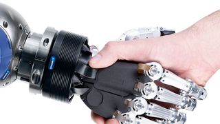 Die SVH 5-Fingerhand von Schunk ist der weltweit erste DGUV-zertifizierte Greifer für den kollaborativen Betrieb. (Schunk GmbH & Co KG / Thomas Moeller)