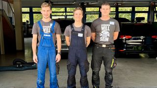 Die drei besten Kfz-Mechatroniker Thüringens 2023: Moritz Osse (Mitte) sicherte sich den ersten Platz, Platz zwei Sebastian Majuntke (l.) und Platz drei Luis Geitz (r.). (Bild: Kfz-Gewerbe Thüringen)