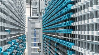 Zweigassiges, automatische Kleinteilelager mit 17.820 Behälterstellplätzen. (info@meyer-fotodesign.de)