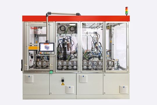 Der neue Montageautomat von Fischer Sondermaschinenbau bietet eine prozessoptimierte und qualitätsorientierte Fertigung von Vega-Sensorgehäusen.(Bild:  Fischer Sondermaschinenbau)