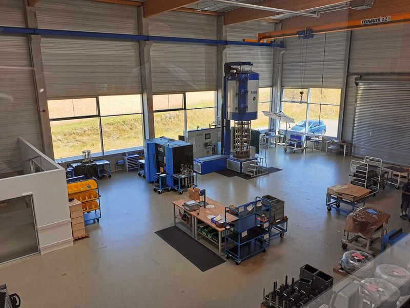 Die beiden Hartstoffbeschichtungsanlagen. Erst in diesem Jahr wurde die neue PVD-Anlage installiert. (Bild: Finus/VCG)