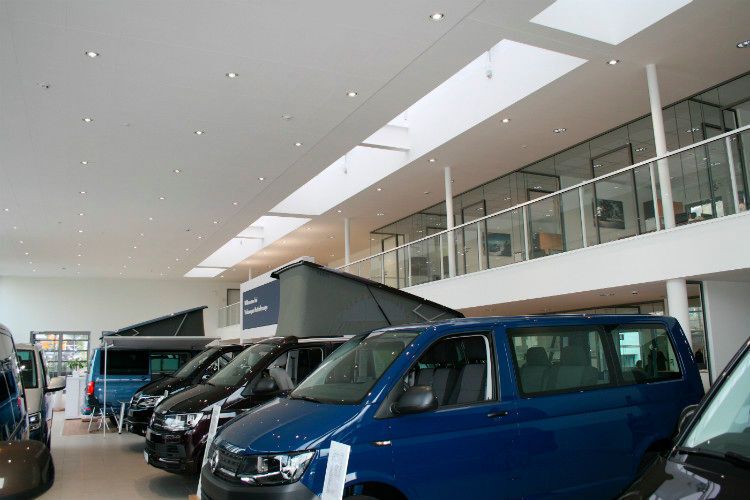 Im oberen Stockwerk des Gebäudes befinden sich 24 Arbeitsplätze für die Betreuung von Großkunden und gewerblichen Kunden. (Foto: Volkswagen Automobile Stuttgart)