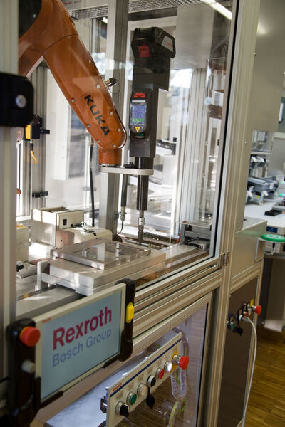 Die offenen und flexiblen Rexroth-Automatisierungslösungen sind mit Robotiksystemen von Drittanbietern zu einer durchgängigen, vernetzten Anlage verknüpft. (Bild: Bosch Rexroth)