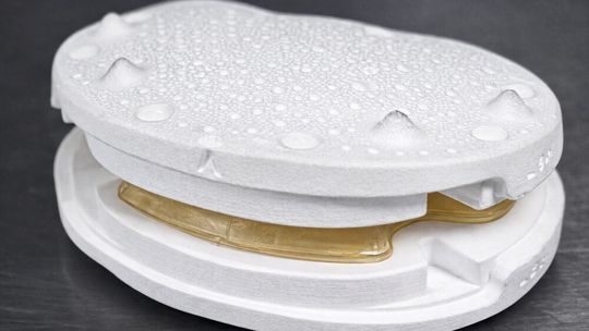 Individuell anpassbares metallfreies Wirbelsäulenimplantat Evoflex von Nivalon, hergestellt mit der XJet Nanoparticle-Jetting-Lösung(Bild:  Nivalon Medical)