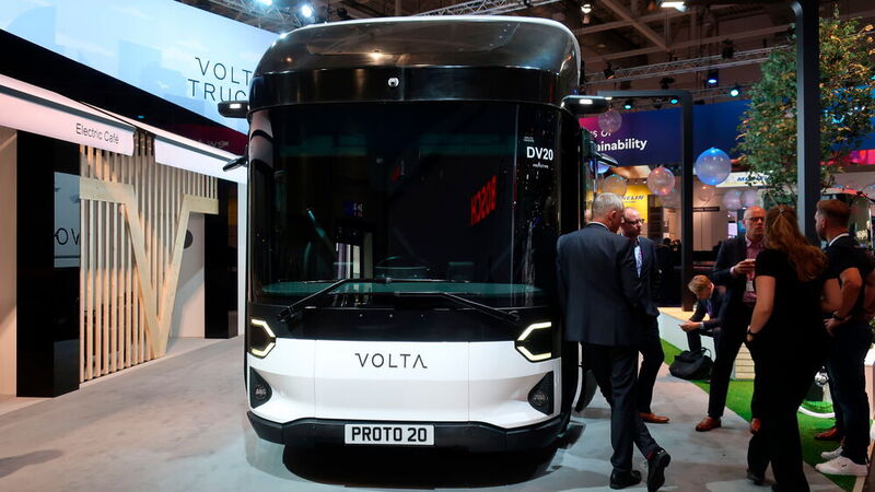 Die Fahrerkabine des „Volta Zero“ erinnert eher an einen Bus als an einen Truck. Der elektrische 16-Tonner soll ab 2023 im städtischen Lieferverkehr eingesetzt werden – sitzt der Fahrer tiefer, kann er Blickkontakt mit anderen Verkehrsteilnehmern aufnehmen. Das soll die Sicherheit erhöhen.  (Bild: Simon/»kfz-betrieb«)