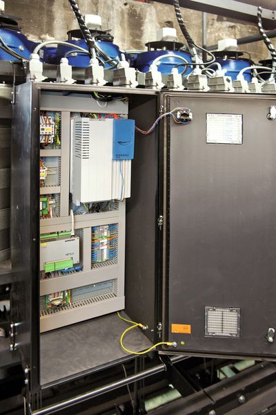 Bild 2: In jedem Schaltschrank sitzen ein ICU-Achsrechner von Unican (unten links) sowie ein Frequenzumrichter des Typs SK 535E von Nord Drivesystems (oben rechts).  (Bild: Getriebebau Nord)