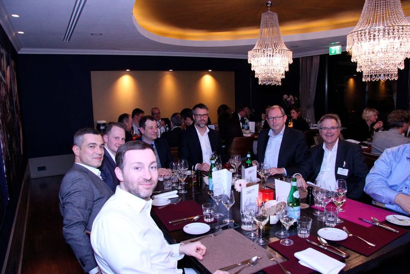 Gute Stimmung herrschte auch am Tisch von Sebastian Boms & Tuncay Sandikci (Samsung), Mads Pankow, Michael George, Olaf von Heyer (Concat), Lorenz von Schröder (COMLINE) und Manfred Lackner (PROFI AG). (Vogel IT-Medien GmbH)
