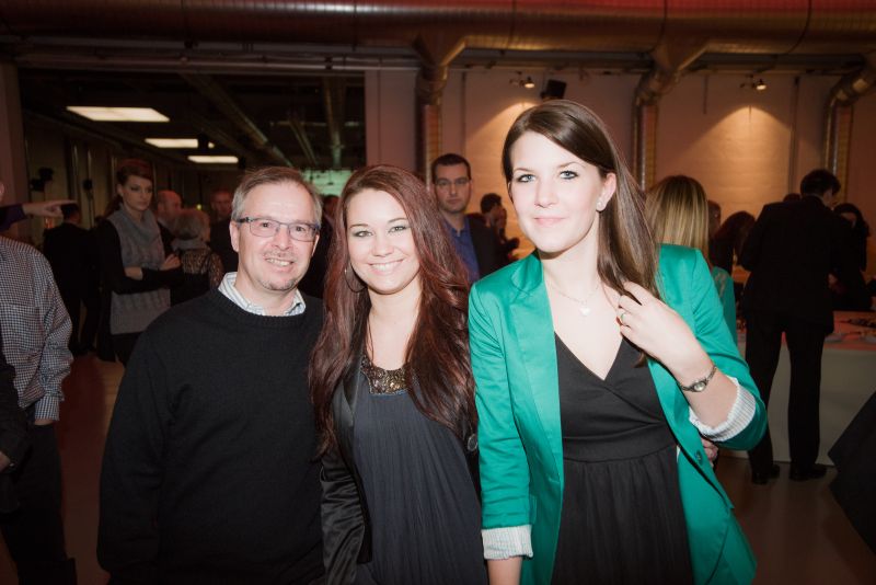 Vogel X-Mas Party 2012 im VCC in Würzburg    Unsere Medienberaterin Katharina Flügge mit zwei Kollegen aus einer anderen Abteilung.  Weitere exklusive Bilder zur Vogel Weihnachtsfeier finden Sie auf unserer Facebook-Fanpage. Jetzt reinschauen und Fan werden. Wir freuen uns über jeden Like. (Bild: Marcel Gollin/Vogel Business Media)