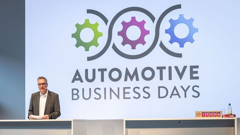 Am zweiten Tag der Automotive Business Days, dem 22. Juni 2022, standen die Service-Themen im Mittelpunkt. »kfz-betrieb«-Chefredakteur Wolfgang Michel führte durch den Tag. (Bild: Stefan Bausewein)