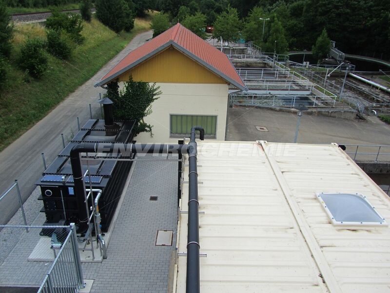 Blick von oben auf die von Envirochemie installierte Anlagentechnik: Vorn rechts die Abwasservorbehandlungs-anlage im Envimodul (weiß), links davon die Biomar Abluftreinigungseinheit (schwarz), im Hintergrund die biologische Reinigungsstufe der Kläranlage. (Bild: Envirochemie)