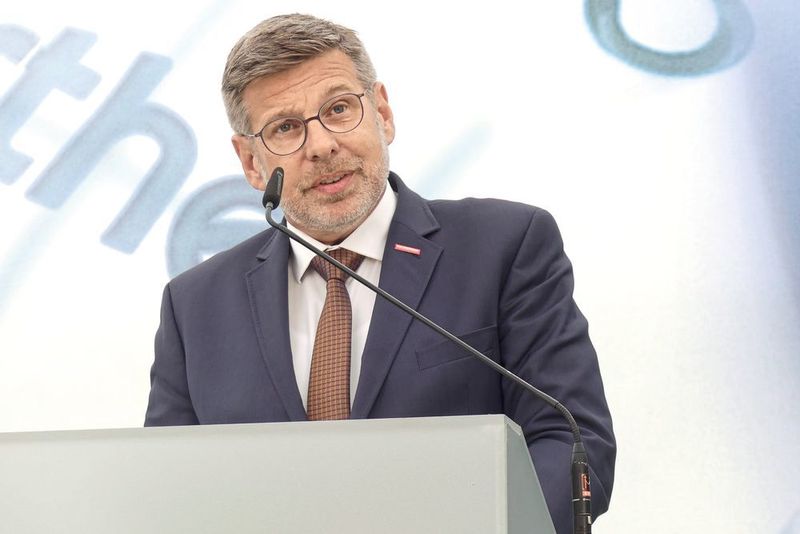 Defino Roman wirkte als Präsident der Handwerkskammer Hildesheim-Südniedersachsen an der Zeugnisübergabe mit. (Büttner/»kfz-betrieb«)