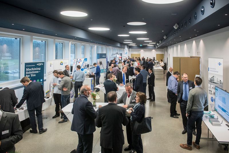Der Kongress und die Tischmesse im Foyer boten einen angenehmen Rahmen für Gespräche und das Networking. (Thomas Entzeroth)