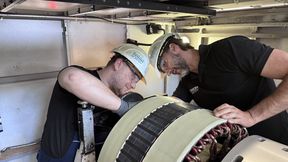 The Siemens Energy employees attach balancing weights at the precisely calculated and adjusted angular position to achieve the best possible result. (Source: Schenck Rotec)