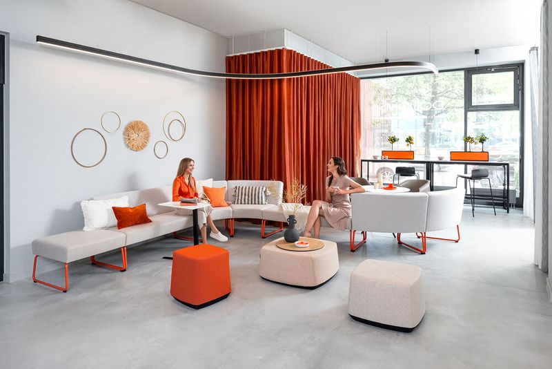 Unter dem Leitsatz „from super privat to super social“ hat die Dauphin Human Design Group „Dauphin Workheart“ entwickelt. Hierbei geht es vor allem darum, das Office als Zentrum des Unternehmens zu sehen und sowohl die Produktivität und Effizienz („work“) als auch die Emotionalität, Authentizität und Leidenschaft („heart“) in die perfekte Balance zu bringen. Im Bild die Welcome-Area mit Lounge und Bistro: Die moderne Welcome-Area mit Loungemöbeln ist optimal für Kunden oder auch den schnellen Austausch mit den Kollegen. (Bild: Dauphin HumanDesign Group)