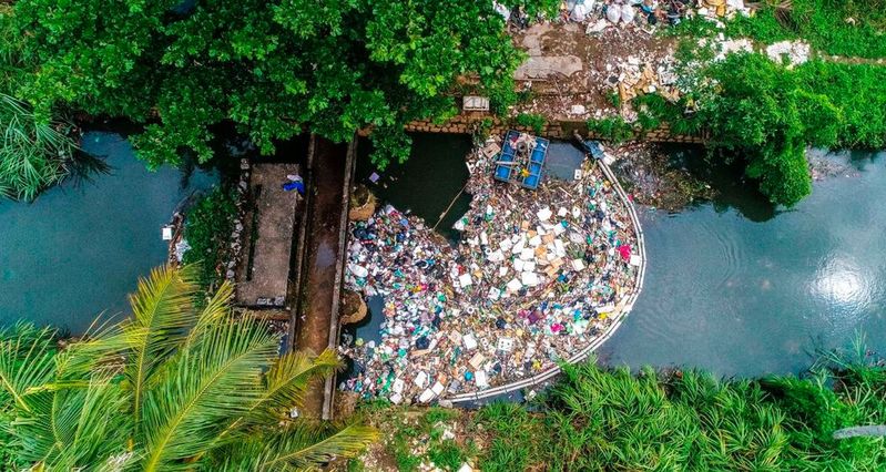 Der Plastikmüll wird mit eigen entwickelten „TrashBooms“, die aus lokal verfügbaren Materialien bestehen und am Einsatzort gebaut werden, abgefangen. Sie bestehen aus einem robusten Stahlrahmen, Rohren als Schwimmkörper und einem verzinkten Gitter, welches den Plastikmüll stoppt. 