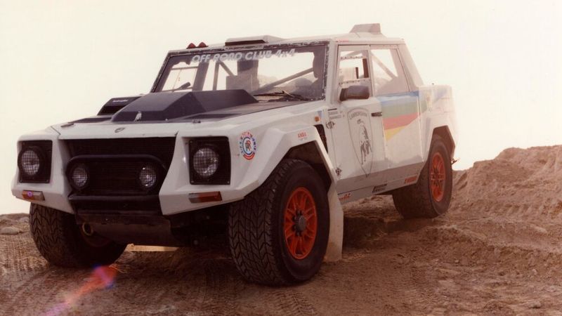Kaum zu glauben, aber wahr: 1988 beauftragte Lamborghini ein Ingenieursteam, den LM002 so zu modifizieren, dass er sich für die Teilnahme an der Rallye Paris-Dakar eignet. Das Team reduzierte das Gewicht deutlich und erhöhte die Motorleistung auf 600 PS (450 kW). Der Wagen erhielt einen Überrollkäfig, Plexiglasfenster und GPS-Geräte. Das Projekt wurde jedoch aus Mangel an Kapital auf Eis gelegt, und der Prototyp nahm nie am härtesten aller Rallye-Rennen teil.  (Bild: Lamborghini)