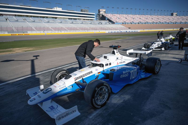 Letzte Kontrollen vor dem Start. Zwei Jahre haben rund 60 Doktoranden und Studierende des Lehrstuhls für Fahrzeugtechnik und des Lehrstuhls für Regelungstechnik der TUM an einer Software-Architektur für autonomes (Renn)Fahren gearbeitet. (Jacob Kepler)