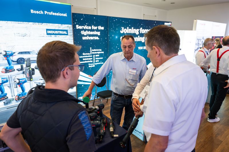 Der professionelle Austausch zwischen Aussteller und Besucher ist das, was die Schraubtec ausmacht. (Bild: PHOTOVISION-DH GmbH)