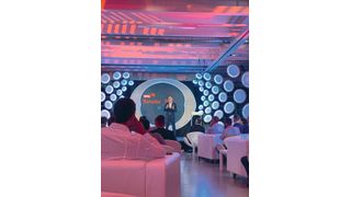 Jean-Daniel Isoz, directeur général du site de Vuadens, lors de son mot d'accueil pour l'événement jubilé Bumotec et SIP. (Source : Marina Hofstetter)