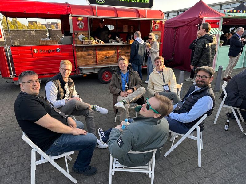 (v. l.) Christoph Lönne, Bastian Brinkmann und Michael Moczarski (l., Office Partner) und das ACER Team brauchen vor dem Konzert noch eine kleine Stärkung. (Bild: Vogel IT-Medien GmbH)