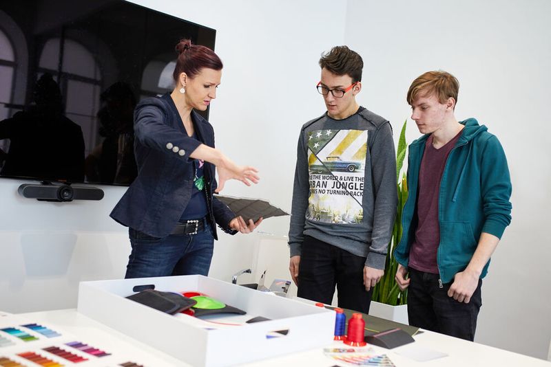 Welcher Stoff? Welche Farbe? Die Azubis konnten hautnah erfahren, wie komplex das Entwickeln eines Autos ist. (Bild: Ivo Hercik/Skoda)