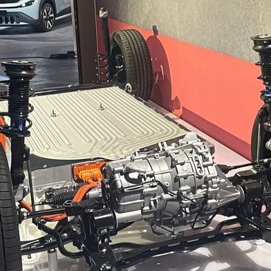 Die Kosten für die Batterien sinken, E-Autos werden tendenziell günstiger. Einer Studie zufolge schrumpft der Preisabstand zu vergleichbaren Verbrennermodellen deutlich. (Bild: Grimm – VCG)