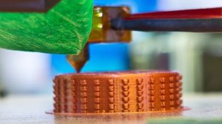 Das 3D-Drucken von hochgefüllten, z.B. wärmeleitfähigen Kunststoffen, stellt den Anwender vor neue Herausforderungen. (Bild: IKT)